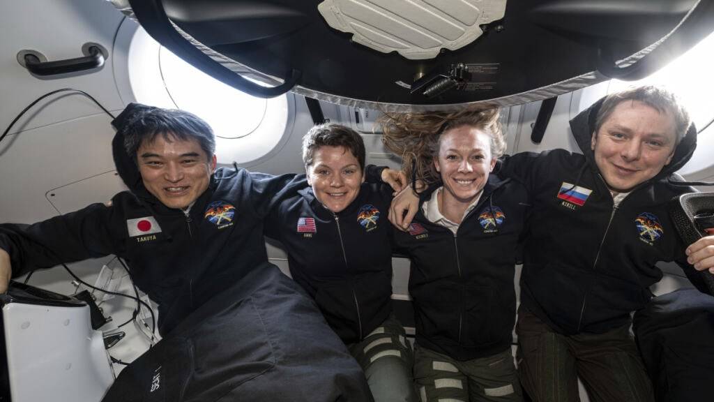 Die «Crew 10», bestehend aus den US-Astronautinnen Anne McClain und Nichole Ayers sowie dem japanischen Astronauten Takuya Onishi und dem russischen Kosmonauten Kirill Peskow, war seit März an Bord der ISS etwa 400 Kilometer über der Erde stationiert.
