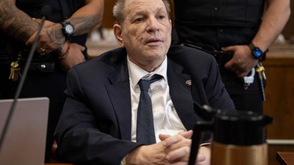 ARCHIV - Harvey Weinstein, ehemaliger Filmproduzent aus den USA, nimmt an seinem Wiederaufnahmeverfahren vor dem Strafgericht in Manhattan in New York teil. Foto: Yuki Iwamura/AP/dpa