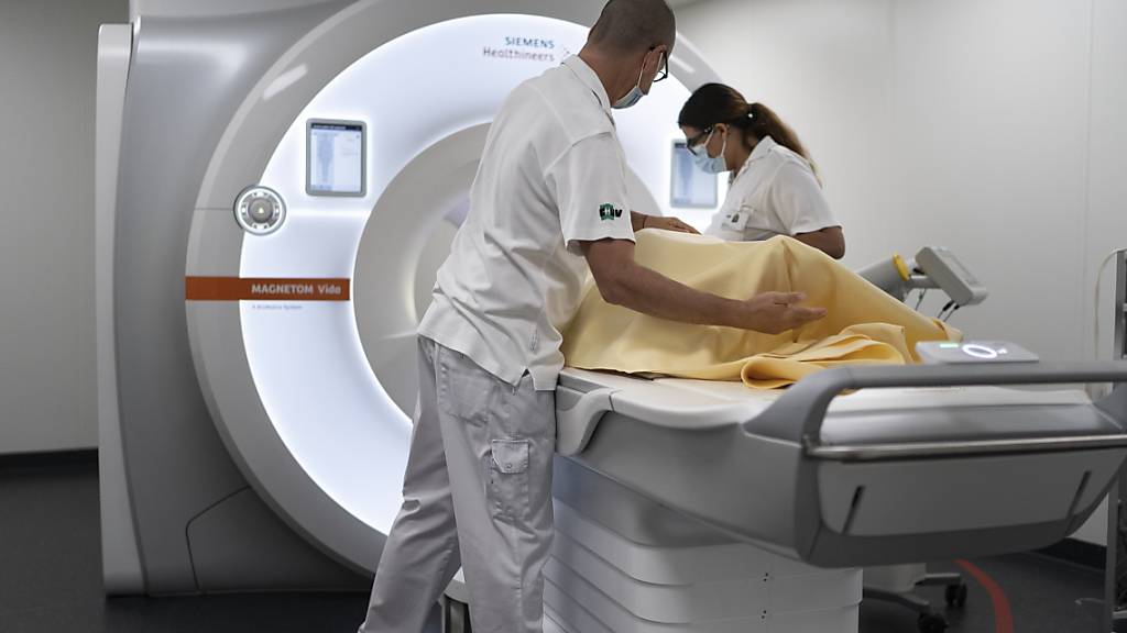MRI-Behandlungen brauchen besonders viel Energie, wie Chefarzt Nicolas Senn sagte.