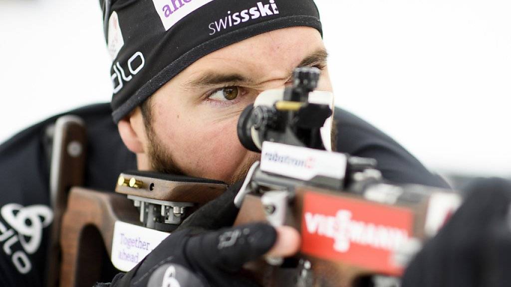 Der Schweizer Biathlet Benjamin Weger beim Liegend-Anschlag