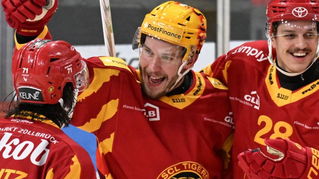 Eitel Freude im Emmental: Topskorer Aleksi Saarela (m.) und seine Teamkollegen freuen sich diebisch über den Derbysieg gegen den SCB