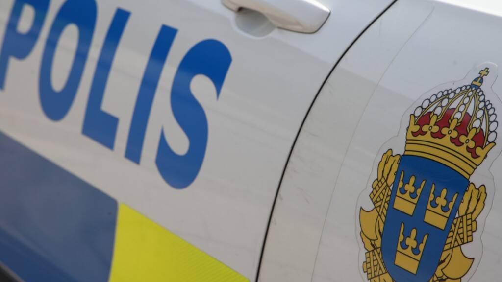 ARCHIV - Ein Polizeiauto steht vor der Polizeiwache in Lund. Auf dem Wagen ist das Logo der schwedischen Polizei und der Schriftzug «Polis» (Polizei) zu sehen. Foto: Steffen Trumpf/dpa