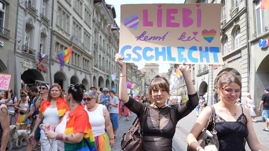Tausende Menschen demonstrieren in Bern für Anliegen der queeren Gemeinschaft