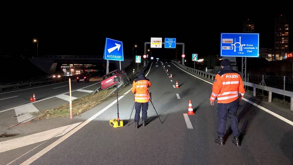 Polizisten der Kantonspolizei Graubünden halten die Details des Unfalls fest.