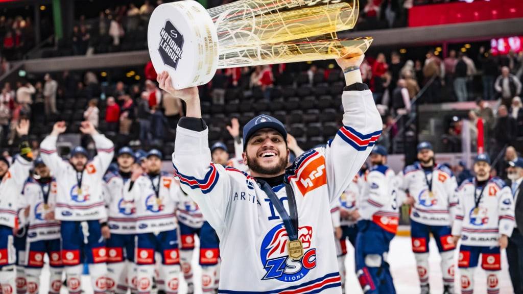 ZSC-Stürmer Sven Andrighetto im vergangenen April mit dem Meisterpokal