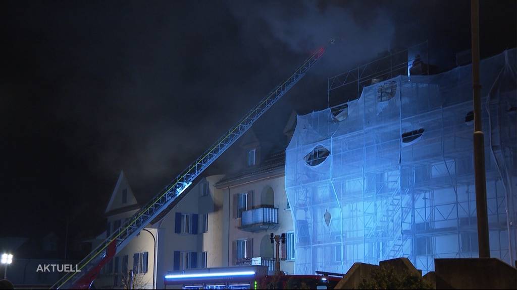 Dachbrand in einem Mehrfamilienhaus in Wildegg