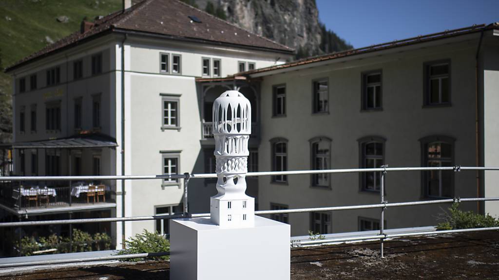 Noch gibt es erst ein kleines Modell des Weissen Turms, der im kleinen Bündner Passdorf Mulegns geplant ist.