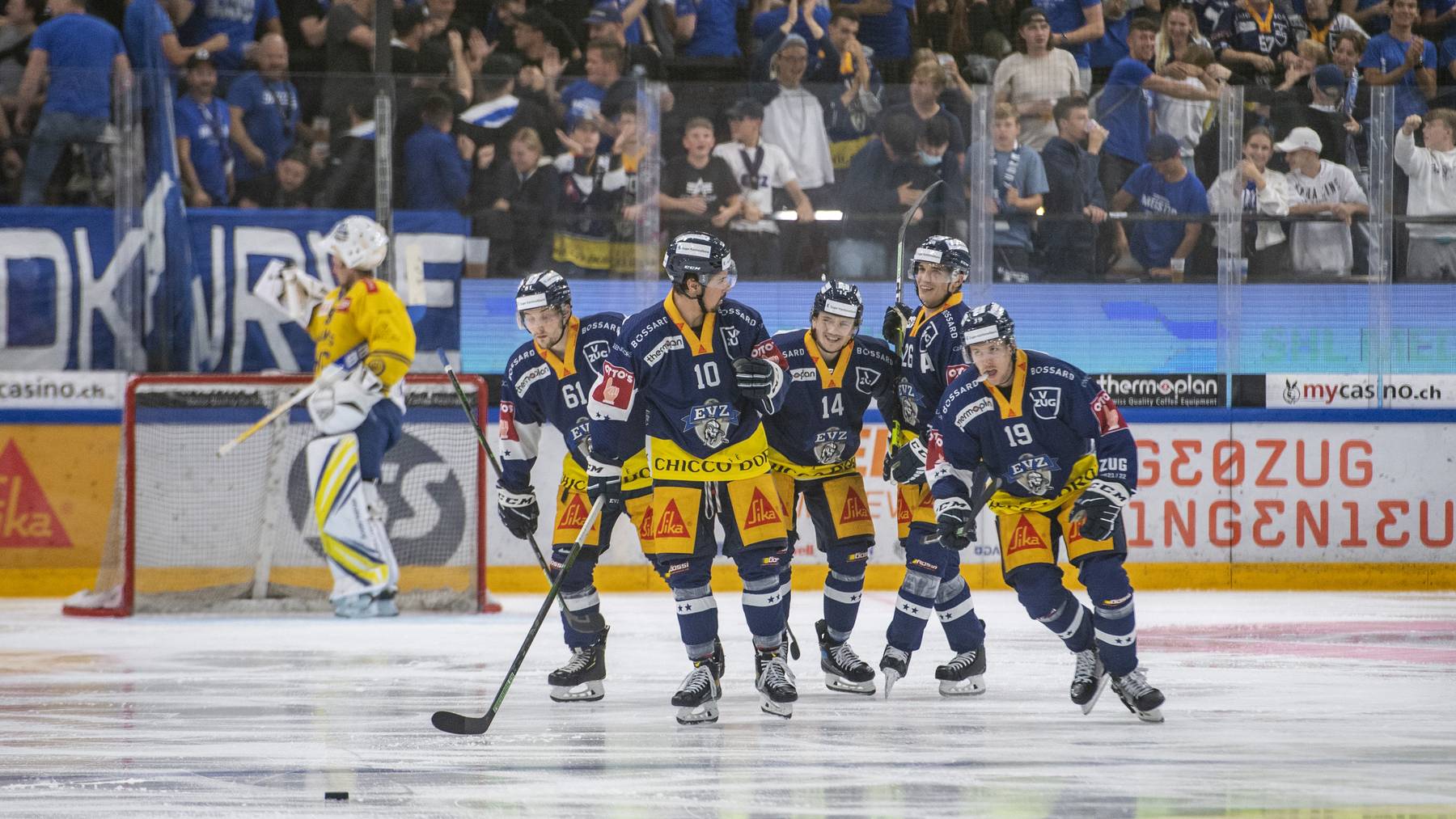 Die Zuger feiern das 3:0 beim Eishockey Qualifikationsspiel der National League zwischen dem EV Zug und dem HC Davos am Dienstag, 7. September 2021 in Zug.
