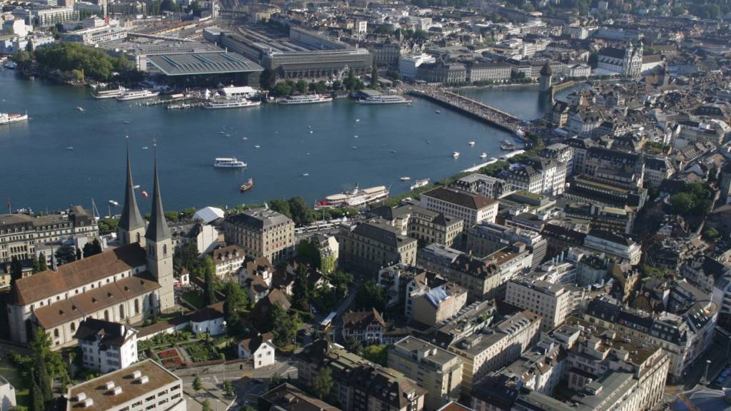 Vor allem in der Stadt Luzern haben sich wertschöpfungsstarke internationale Unternehmen angesiedelt, welche die Steuereinnahmen zum Sprudeln bringen. (Archivaufnahme)
