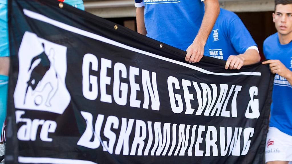 Die Mannschaft des FC Luzern mit einem Plakat gegen Gewalt und Diskriminierung. (Archivbild)