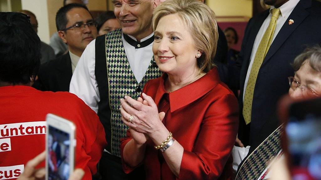 Die demokratische Präsidentschaftsbewerberin Hillary Clinton bei einem Wahlkampfauftritt im US-Bundesstaat Nevada. Clinton liegt uneinholbar vor ihrem Rivalen Bernie Sanders und wurde von den ersten Fernsehsendern zur Siegerin erklärt.