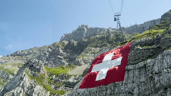 Weltgrösste Schweizerfahne am Säntis kann nicht ausgerollt werden