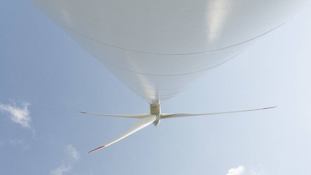 Obwohl sie als Lieferanten für saubere Energie Windkraftanlagen gelten, haben Windkraftanlagen auch Gegner, die etwa unter Lärm der Rotoren leiden oder sich daran stören, die die Anlagen, eine Landschaft verändern (Symbolbild)