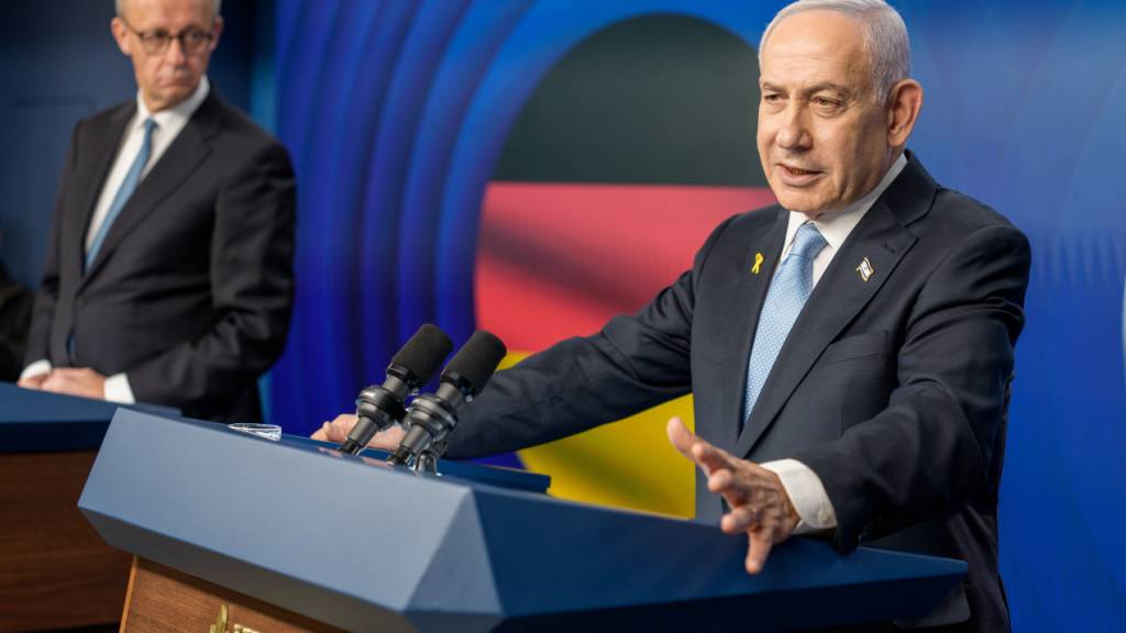 Bundeskanzler Friedrich Merz (CDU, l) nimmt neben Benjamin Netanjahu, Ministerpräsident von Israel an der Pressekonferenz nach dem Gespräch im Regierungssitz teil. Foto: Michael Kappeler/dpa