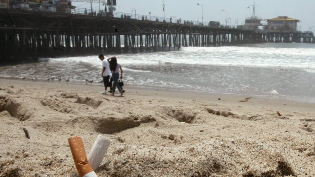 Zigarettenstummel am Strand von Santa Monica, Kalifornien. Der US-Westküstenstaat verbietet nun das Rauchen an Stränden und in Naturparks. (Archivbild)