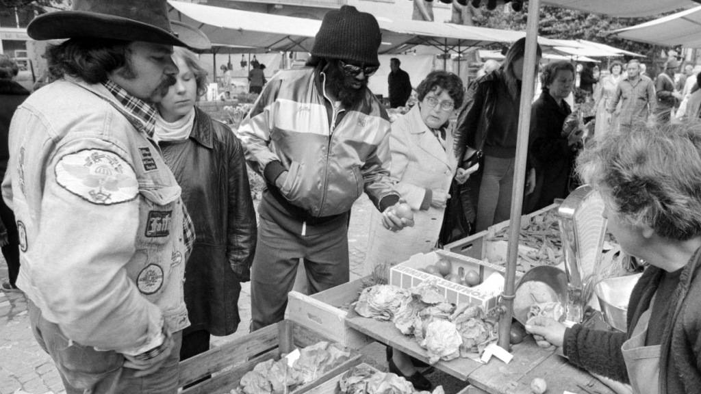 Auf dem Markt auf dem Helvetiaplatz in Zürich zog «Reggae-König» Bob Marley am 30. Mai 1980 die Blicke der Besucherinnen auf sich. (Archivbild)