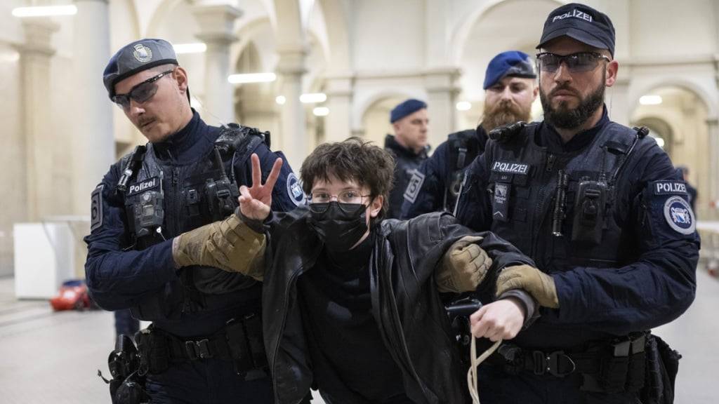 Die «Students for Palestine» landen vor Gericht. Ein Besetzer, der an einem Sitzstreik in der ETH Haupthalle teilnahm, will seine Geldstrafe wegen Hausfriedensbruchs nicht akzeptieren. (Archivbild)