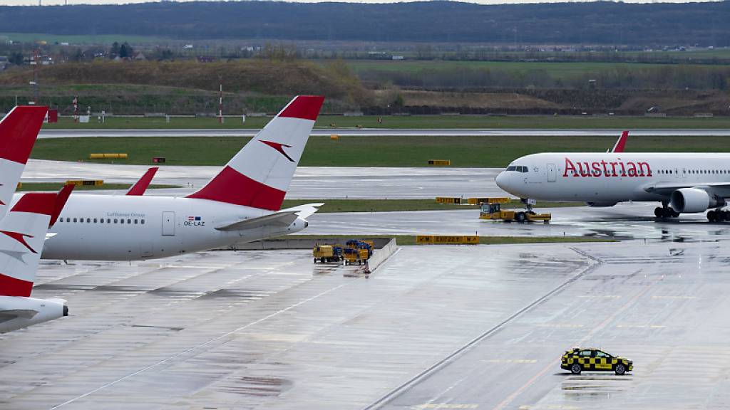ARCHIV - Ein Flugzeug von Austrian Airlines traf auf eine Gewitterzelle. Foto: Georg Hochmuth/APA/dpa