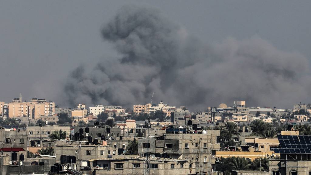 Rauch steigt nach einem israelischen Luftangriff im südlichen Gazastreifen auf. Foto: Abed Rahim Khatib/dpa