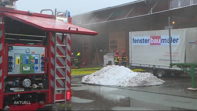 Brand in Holzbaufirma – vier Feuerwehren im Einsatz