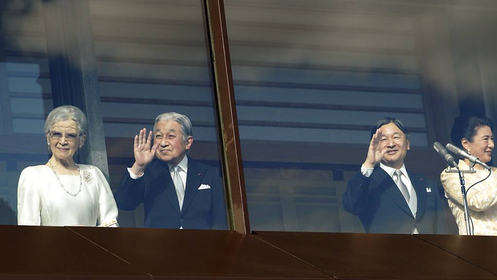 Die Gesundheit des sehr beliebten ehemaligen japanischen Kaisers Akihito (zweiter von links) bereitet der Bevölkerung Sorgen. (Archivbild)