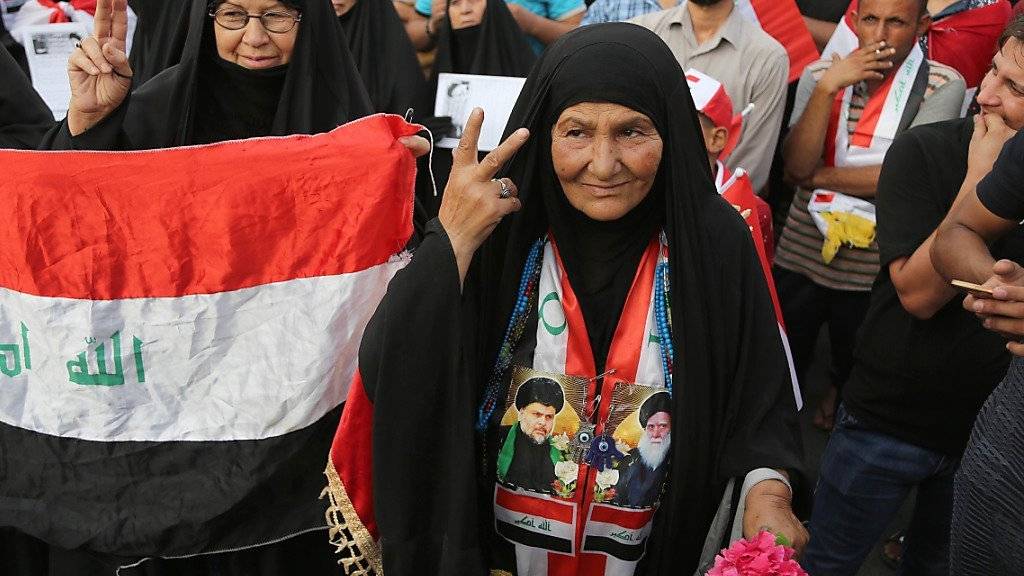 Zwei Anhängerinnen des Predigers Moktada al-Sadr bei der Demonstration am Freitag.