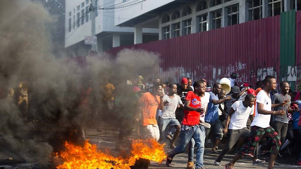 In Haiti demonstrieren seit Donnerstag zahlreiche Menschen gegen unhaltbare Zustände.