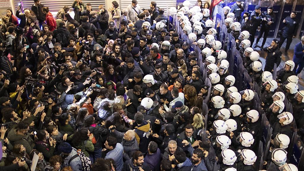 Die Polizei setzte in Istanbul Tränengas gegen Demonstrierende ein: Zuvor hatten Hunderte friedlich zum Internationalen Tag gegen Gewalt an Frauen protestiert.