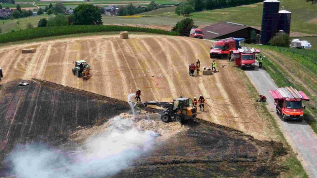 Im Weiler Binder in Pfyn TG brannte am Dienstag auf einem Feld eine Ballenpresse.