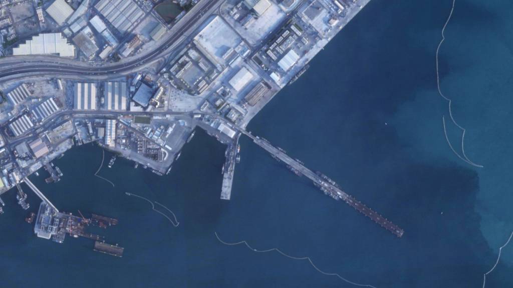 HANDOUT - Das Satellitenfoto von Planet Labs PBC zeigt das Hauptquartier der 5. Flotte der US-Marine. Am Dock sind Schiffe zu sehen. Foto: Planet Labs PBC via AP/dpa - ACHTUNG: Nur zur redaktionellen Verwendung bis zum 11.03.2026 im Zusammenhang mit der aktuellen Berichterstattung und nur mit vollständiger Nennung des vorstehenden Credits
