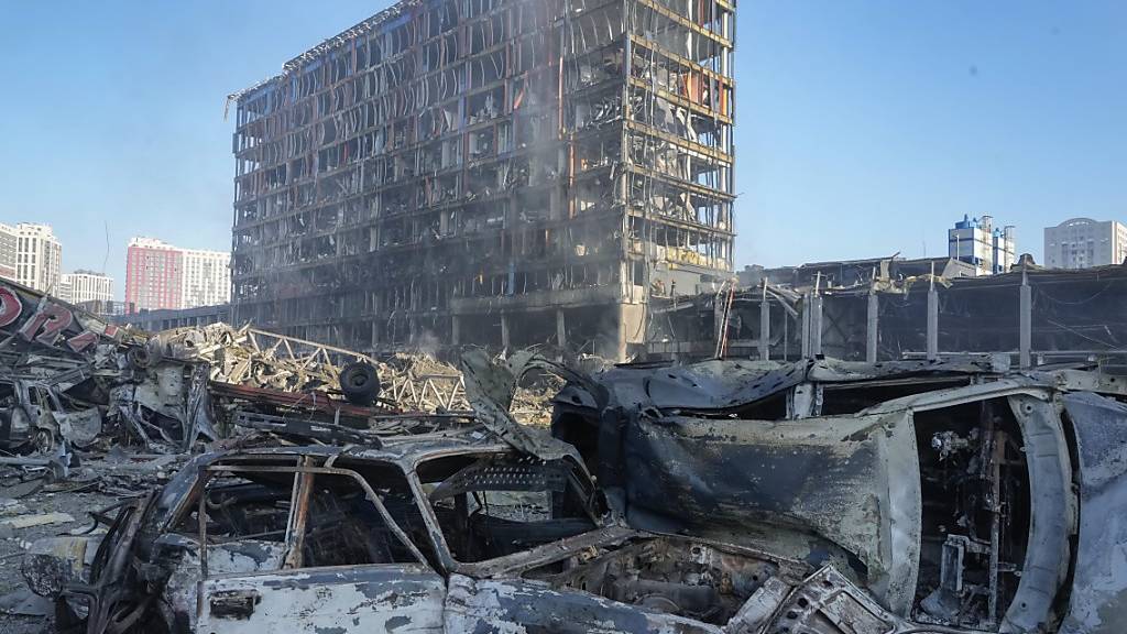Zerstörung nach einem mutmaßlichen russischen Raketenangriff in Kiew. Foto: Efrem Lukatsky/AP/dpa