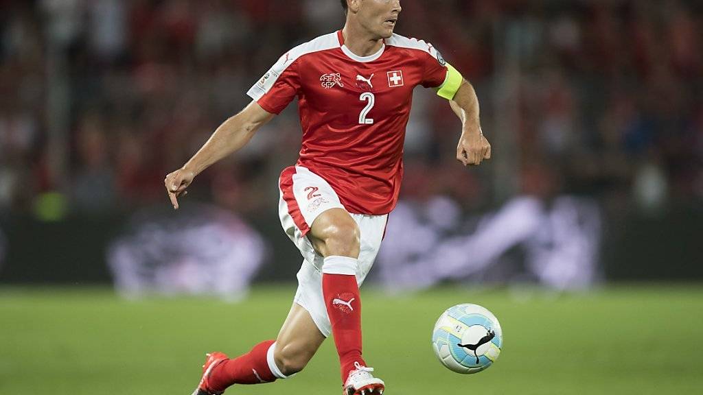 Der Schweizer Captain Stephan Lichtsteiner am Ball im Spiel gegen Europameister Portugal