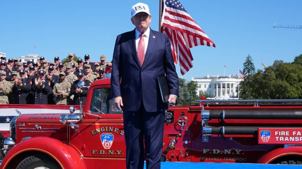 US-Präsident Donald Trump trifft auf der Ellipse in der Nähe des Weißen Hauses ein, um im Rahmen der Veranstaltung der «Tunnel to Towers Foundation» zum 25. Jahrestag der Anschläge des 11. September eine Rede zu halten. Foto: Jacquelyn Martin/AP/dpa