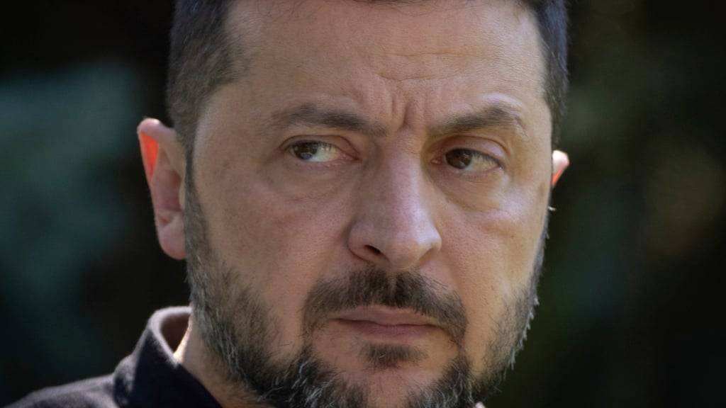 Wolodymyr Selenskyj, Präsident der Ukraine, reagiert während einer Pressekonferenz in Kiew. Foto: Efrem Lukatsky/AP/dpa/Archivbild