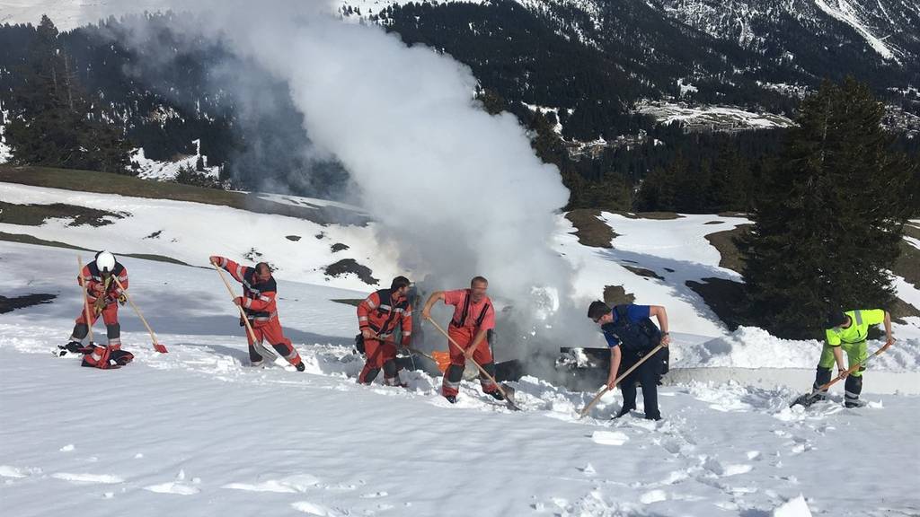 Die Einsatzkräfte löschten den Brand mit Schnee.