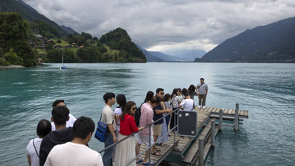 Fans der Serie stehen auf dem Pier am Brienzersee Schlange, um ein Selfie zu machen. (Archivbild)