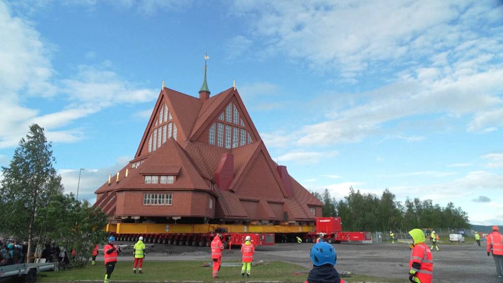 Historische Kirche wird in Schweden mit Lastwagen umplatziert