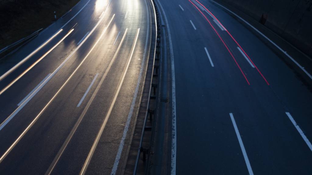 Wegen Bauchschmerzen hat ein Autofahrer im Kerenzerberg-Tunnel gewendet und ist elf Kilometer auf der falschen Seite der A3 zurückgefahren. Das Bezirksgericht Zürich konnte am Dienstag aber kein Urteil fällen. Die Staatsanwaltschaft muss über die Bücher. (Archivbild)