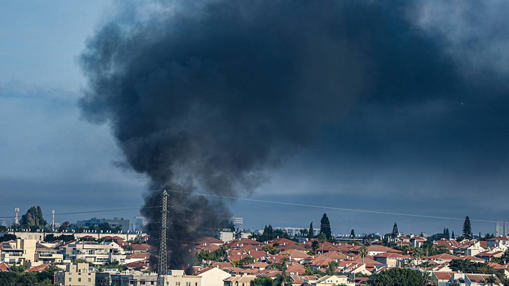 Nach einem Raketenangriff aus Gaza-Stadt steigt Rauch aus Israel auf. Militante Palästinenser im Gazastreifen haben am frühen Samstag (07.10.2023) unerwartet Dutzende von Raketen auf Ziele in Israel abgefeuert und in mehreren Städten des Landes Warnsirenen ausgelöst, teilte die Armee mit. Foto: Ilia Yefimovich/dpa