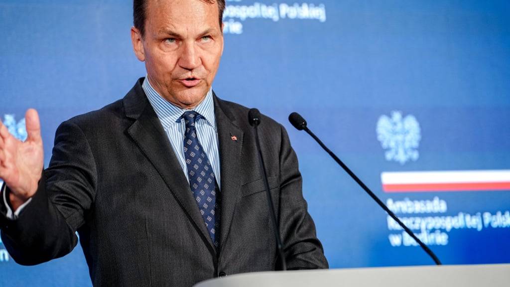 ARCHIV - Radoslaw Sikorski, Außenminister von Polen, spricht beim Deutsch-Polnischen Forum 2025 in der polnischen Botschaft in Berlin zu seinem Amtskollegen. Sikorski lässt nach einem Anschlag auf eine Bahnstrecke das russische Generalkonsulat in Danzig schließen. Foto: Kay Nietfeld/dpa