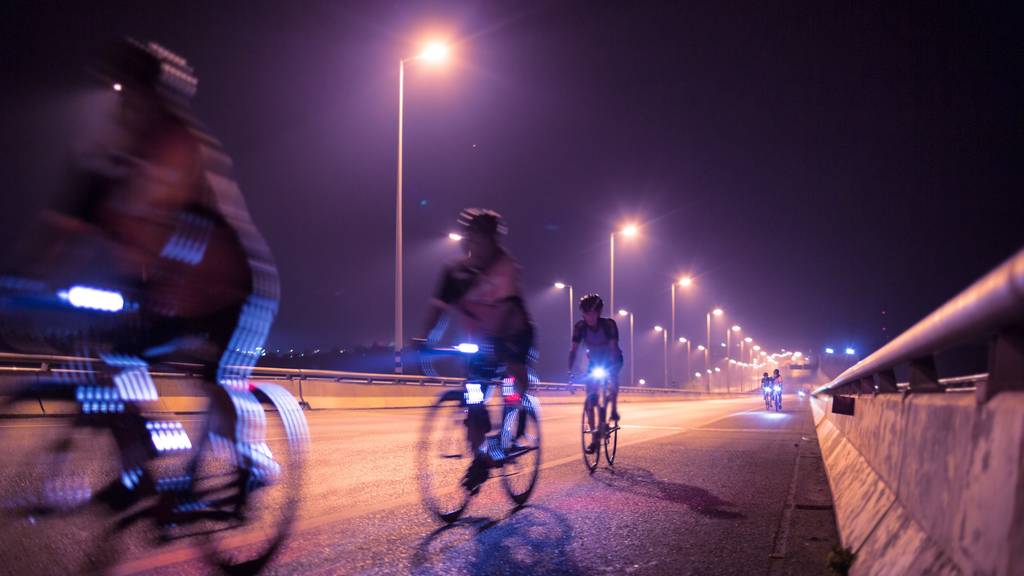 Velofahrer ohne Licht im Dunkeln sind für andere Verkehrsteilnehmer kaum sichtbar. (Symbolbild)
