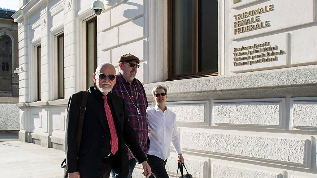 Dieter Behring in Begleitung seiner Frau und seines Anwalts am Donnerstag vor dem Bundesstrafgericht in Bellinzona