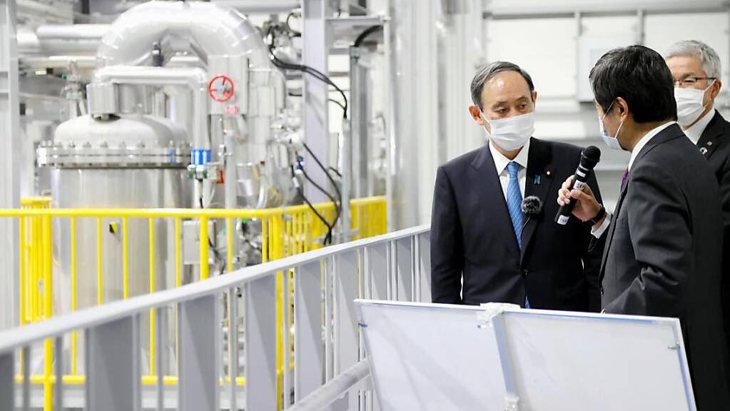 Yoshihide Suga (l), Ministerpräsident von Japan, besucht ein Roboterentwicklungszentrum in der Nähe des havarierten Atomkraftwerks Fukushima Daiichi. Am 11. März 2021 findet der 10. Jahrestag der Tsunami-Katastrophe in Fukushima statt. Foto: ---/Kyodo/dpa