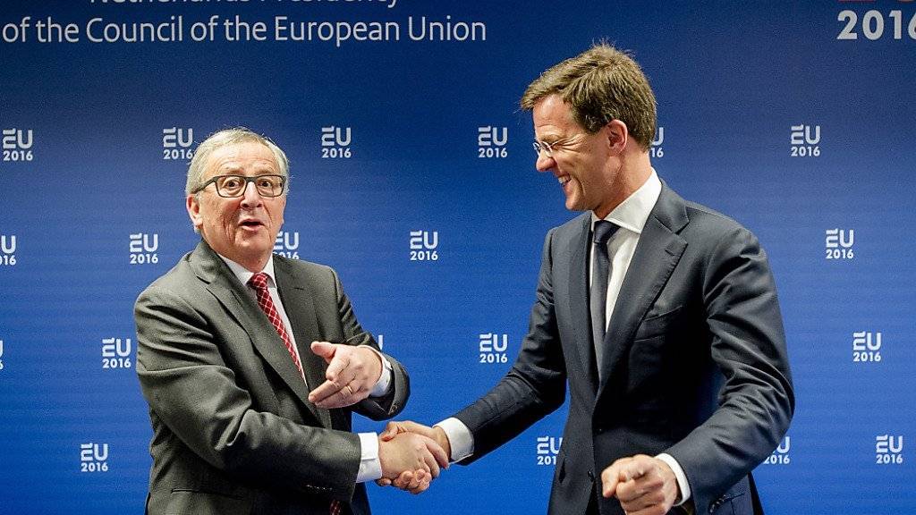 Der neue EU-Ratspräsident, Mark Rutte (r), und EU-Kommissionspräsident Jean-Claude Juncker