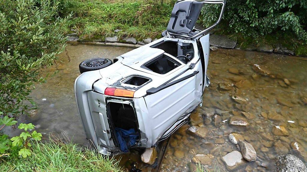 Im Gebiet Längmoos in Marbach LU landete ein alkoholisierter Autofahrer am Sonntagmorgen im Bachbett.