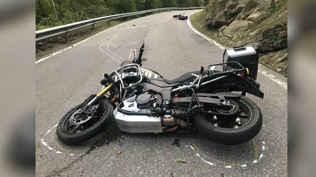 Siebnen SZ: 58-jähriger Töff-Fahrer stirbt bei Frontalkollision