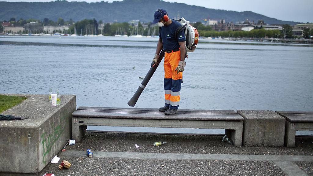 Die vorgesehene Teilrevision zum mehrheitlichen Verbot von Laubbläsern sei «Ausdruck einer Verbotskultur», teilten FDP, SVP, Mitte und EVP gemeinsam mit. (Archivbild)