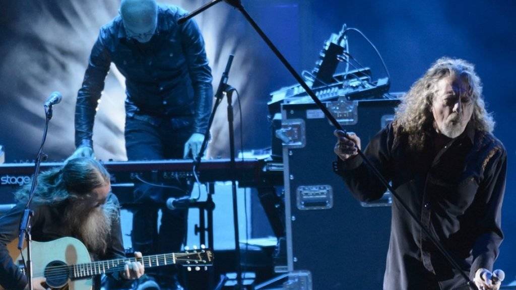 Der Led-Zeppelin-Gründer Robert Plant (rechts) topt sich aus am diesjährigen Paleo Festival in Nyon (Archiv)