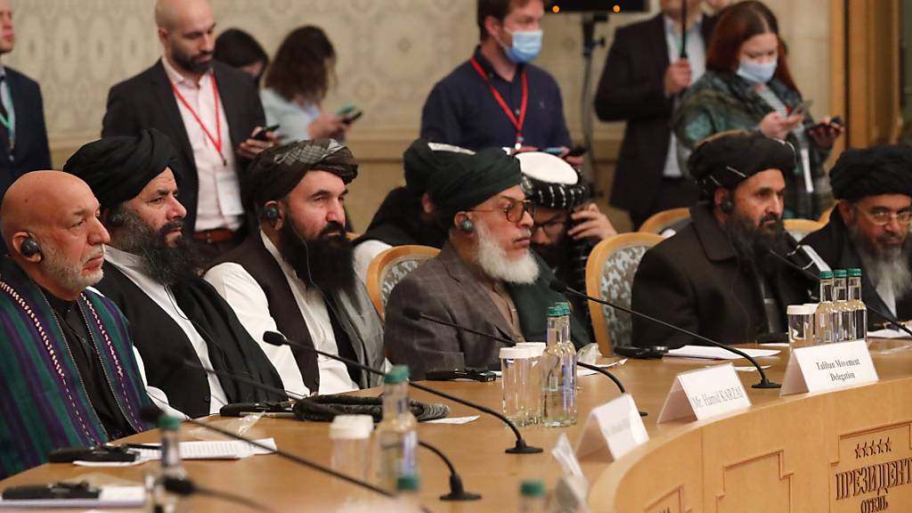 Hamid Karzai (l), ehemaliger Präsident von Afghanistan, und Mullah Abdul Ghani Baradar (2.v.r.), Taliban-Mitbegründer, nehmen an einem internationalen Afghanistan-Treffen teil. Foto: Alexander Zemlianichenko/AP Pool/dpa