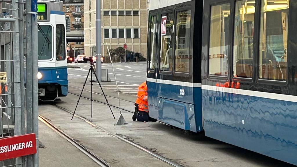 Tram fährt Fussgängerin in Zürich-West an – Frau (56) schwer verletzt